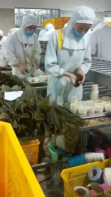 真是我们厂的厂花,一天包3500个粽子,一个月赚1万